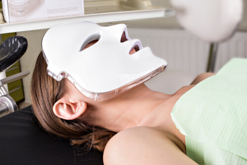 woman with an Galvanic LED therapy mask